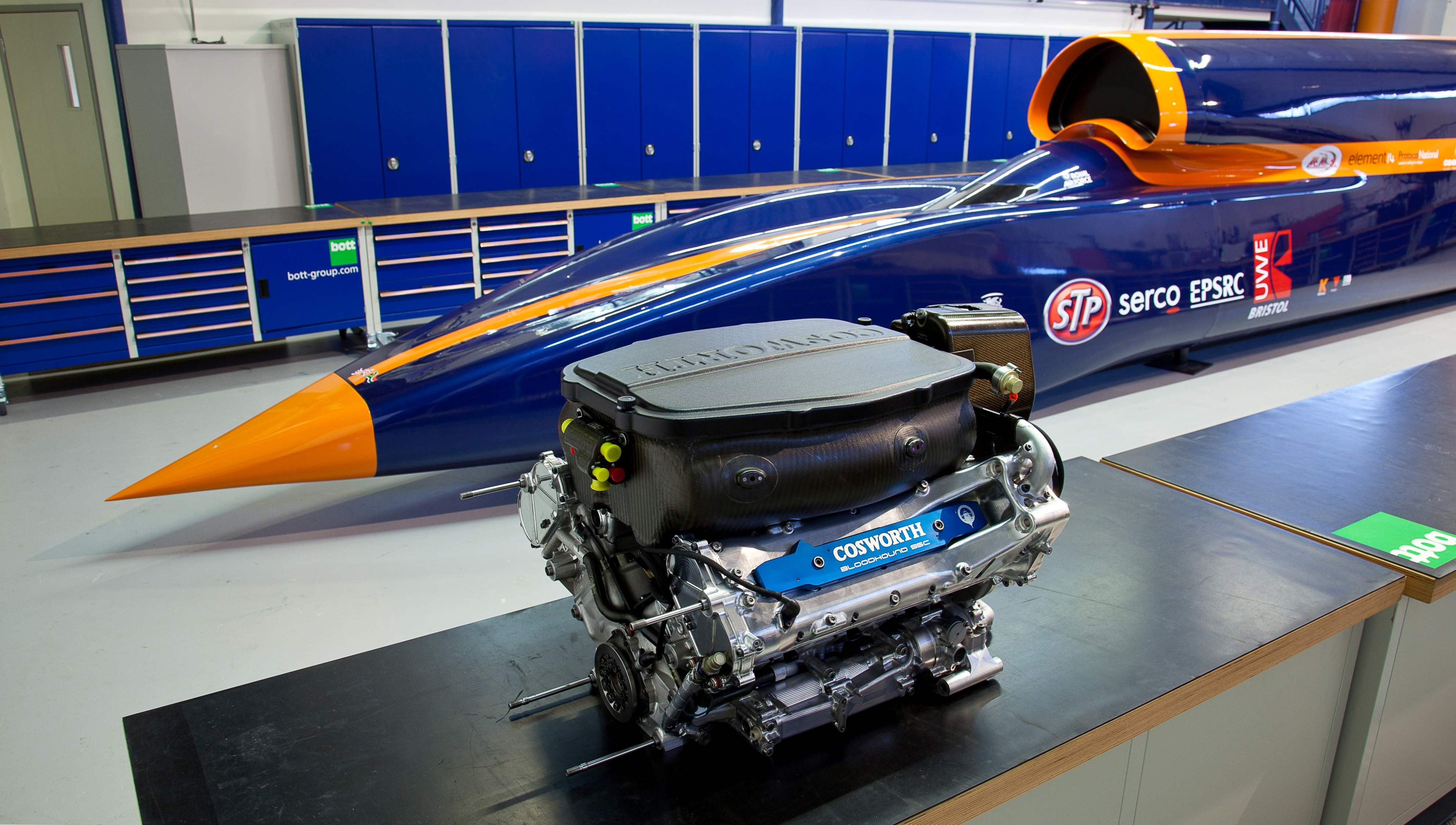 1000 км ч. Bloodhound-SSC-the-1000-mph-car. Bloodhound SSC двигатель. Cosworth ca2010. Thrust SSC 1600 км ч.