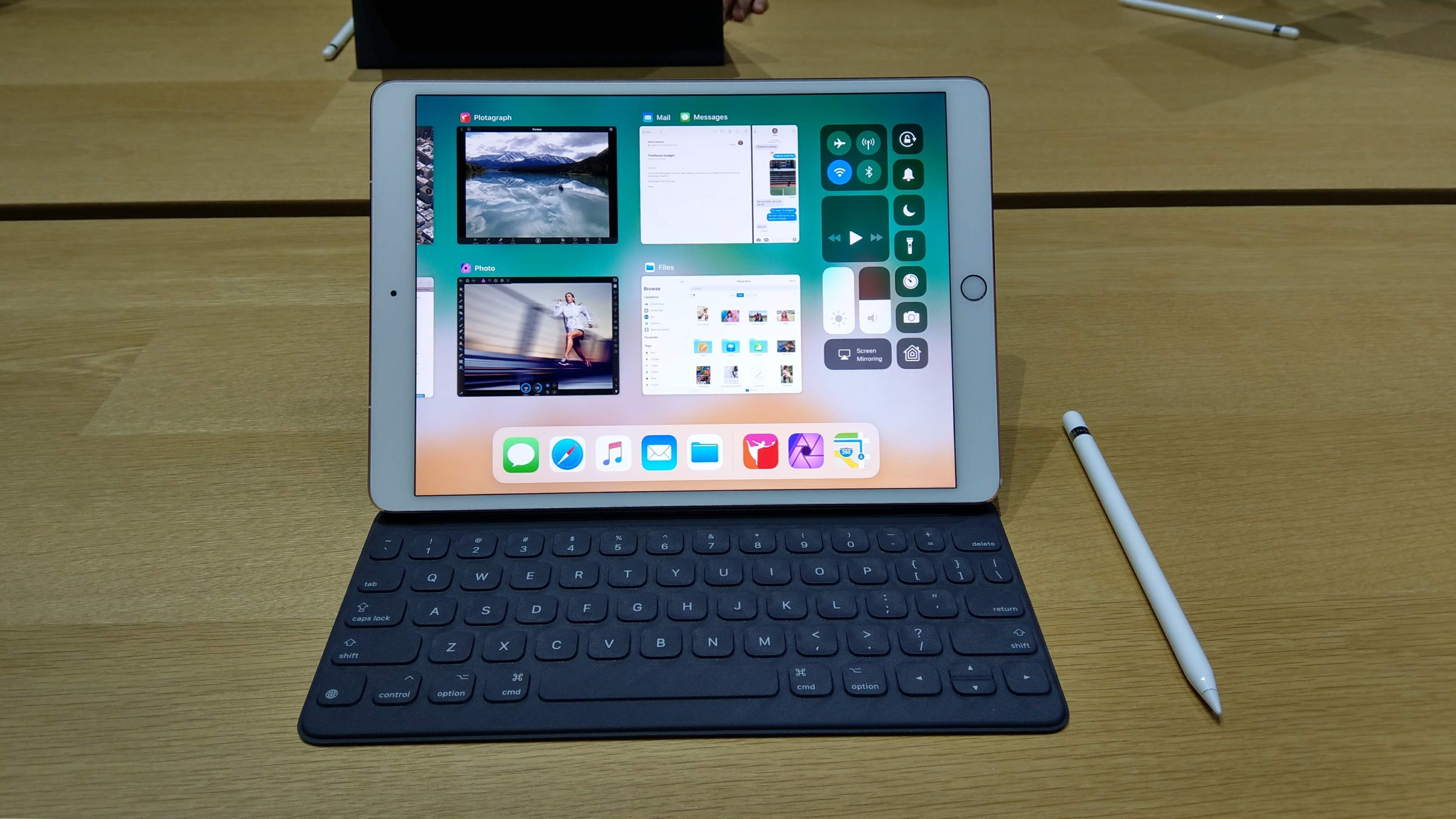 Ipad pro 2 го. IPAD Pro 2. IPAD Pro 2 v. Apple Pro 2. IPAD Pro vs IPAD 2.